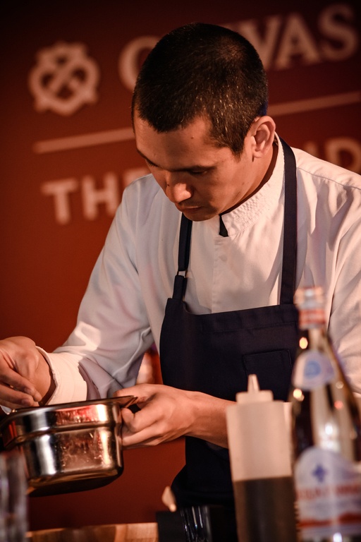 8.	Ο διάσημος σεφ Σωτήρης Κοντιζάς, που ενσαρκώνει το μήνυμα της νέας καμπάνιας του Chivas “Success is a Blend”, σε ένα μοναδικό workshop εντυπωσίασε το κοινό με τις δημιουργίες του