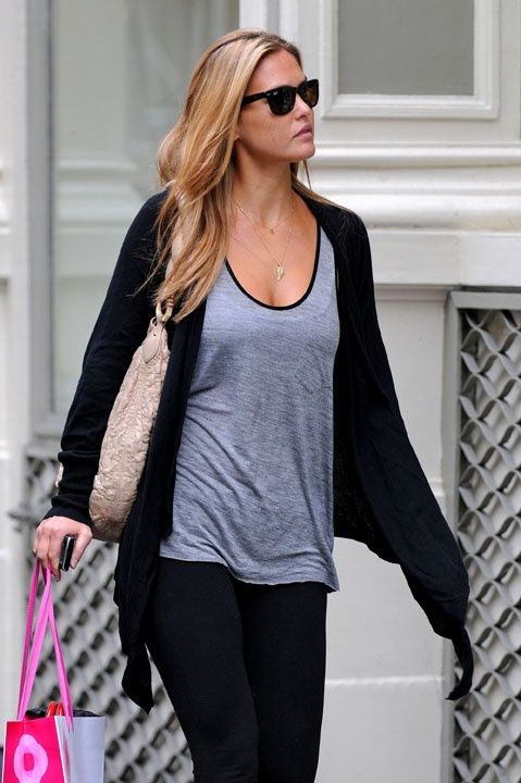 Τι κάνει η Bar Refaeli μετά τον χωρισμό..... Ψωνίζει!