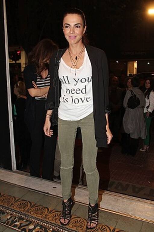 Μαρία Σολωμού Ένα casual chic σύνολο φόρεσε η Μαρία Σολωμού και μας άρεσε πολύ. Ολοκλήρωσε το look της με τον καλύτερο τρόπο, επιλέγοντας δηλαδή boho κοσμήματα.