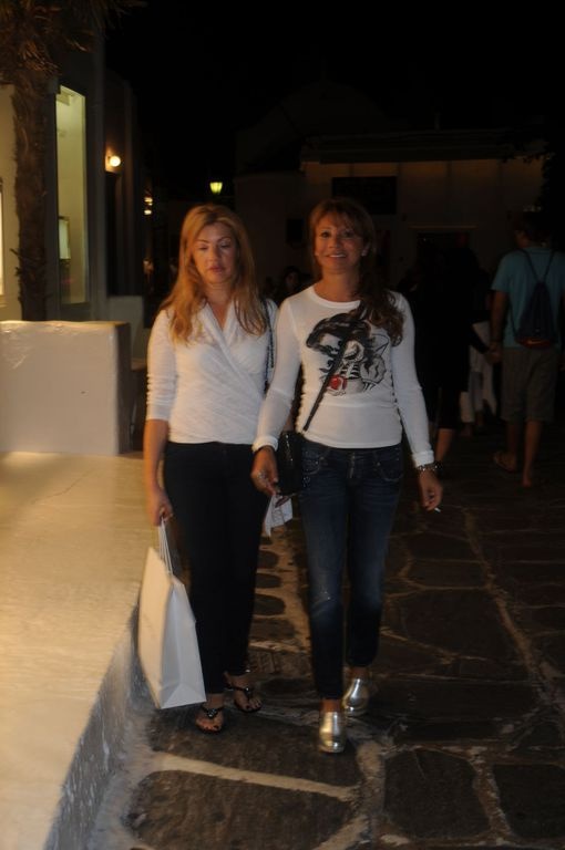 Σοφία Κούστα: Στη Μύκονο με… γυναικοπαρέα