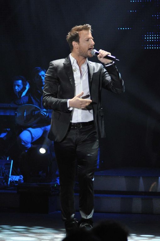 Η Νίνα Λοτσάρη τραγουδάει στον Κουρκούλη 