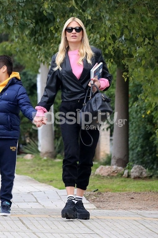 Φαίη Σκορδά: Βόλτα με τα παιδιά της στη Γλυφάδα