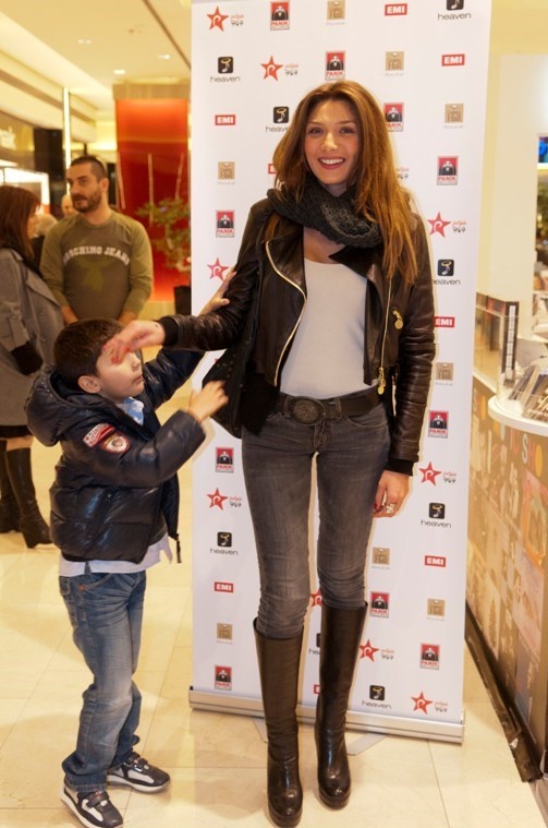 Αγγελική Ηλιάδη: Χριστουγεννιάτικες αγορές με τον γιο της