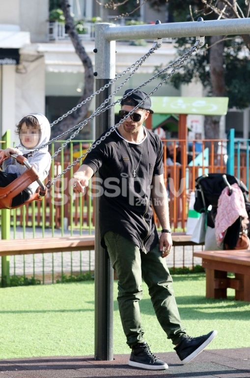 Γιώργος Μανίκας: Στην παιδική χαρά με το γιο του