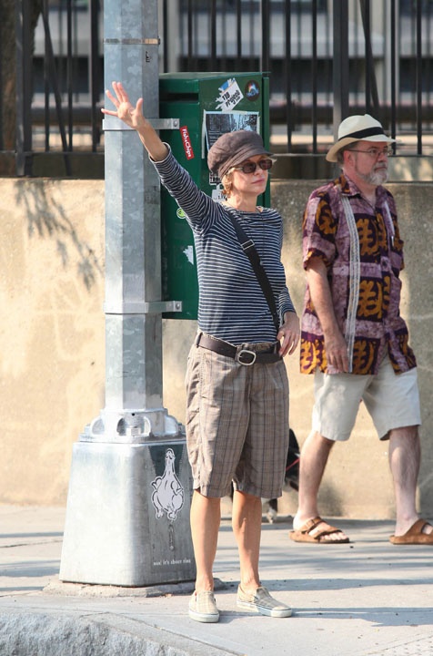 Ποια star κυκλοφορεί με τα παπούτσια του...παππού της;