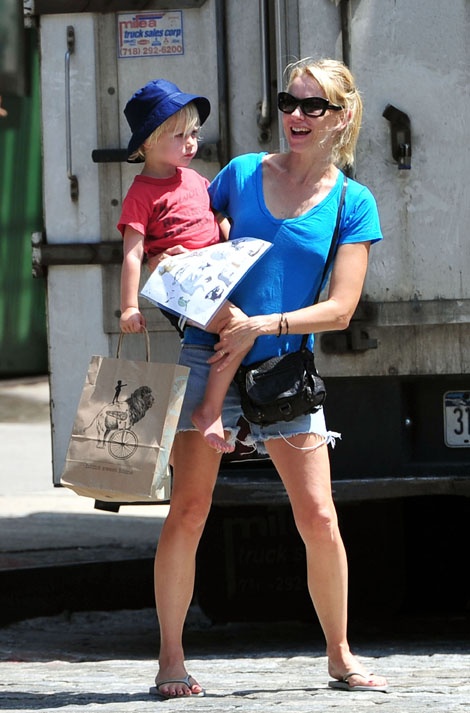 Ο γιος της Naomi Watts κλέβει την παράσταση