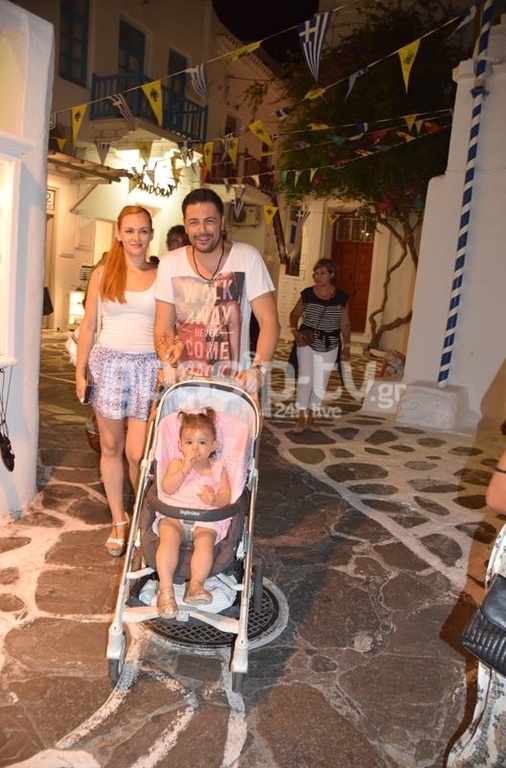 Γιώργος Χειμωνέτος: Με τις γυναίκες της ζωής του στην Μύκονο