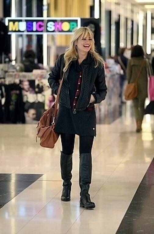 Φαίη Σκορδά Σε γνωστό εμπορικό κέντρο απαθανάτισαν οι paparazzi την παρουσιάστρια, η οποία ποτέ δε μας απογοητεύει με το στυλ της.