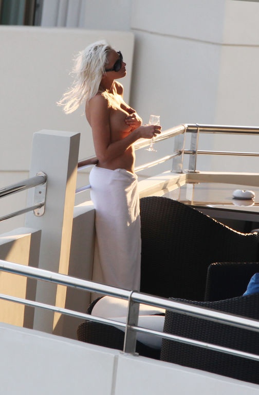 Με την Τζούλια (topless) στο μπαλκόνι!