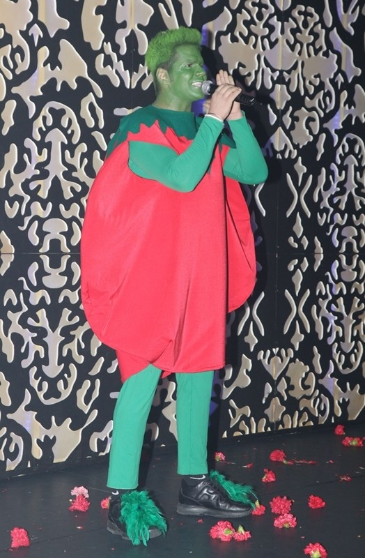 Αποκριές: Οι τσολιάδες Πάνος Καλλίδης και Μαζώ, ο... φραουλίτσας Γιώργος Τσαλίκης και ο Τζόκερ Πάνος Μουζουράκης!