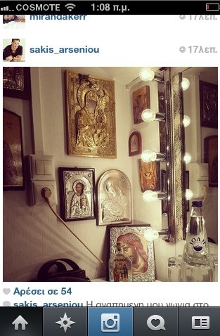 Ποιος Έλληνας τραγουδιστής έχει στο καμαρίνι του εικονοστάσιο;