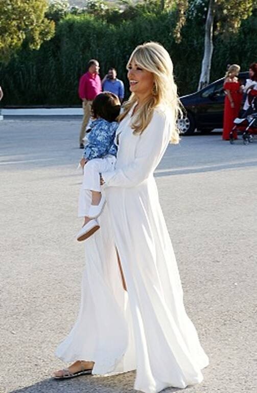Φαίη Σκορδά Total white και φλατ σανδάλια φόρεσε η Φαίη Σκορδά στη βάφτιση του γιου της, Δημήτρη και μας εξέπληξε ευχάριστα με αυτή τη Grecian chic εμφάνισή της.