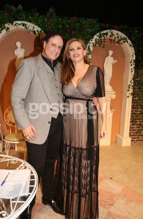 Σαμπάνιες και... χαβαλές στην κοπή πίτας της παράστασης «Ο Βαπτιστικός της κυρίας»