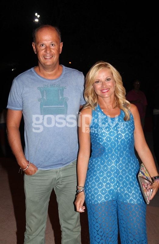 Απίστευτο! Πασίγνωστη Ελληνίδα παρουσιάστρια έκανε επίσημη εμφάνιση με αυτό το ντύσιμο χθες! 