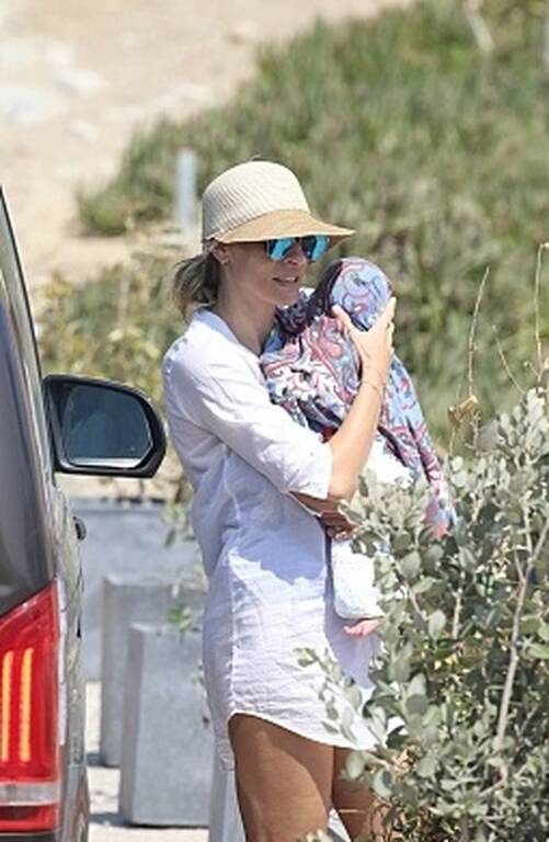 Ζέτα Δούκα Λευκή πουκαμίσα, ψάθινο καπέλο και μεγάλα γυαλιά ηλίου. Αυτά είναι τα τρία κομμάτια που χρειάζεται μια γυναίκα για να είναι στυλάτη στις διακοπές!