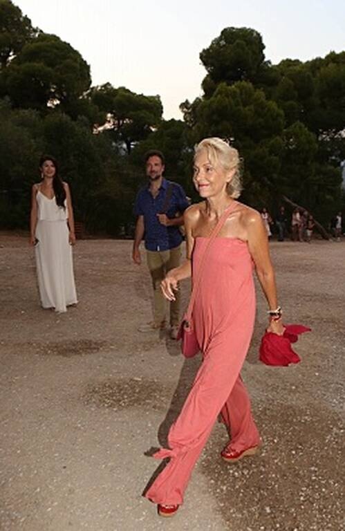 Ναταλία Τσαλίκη Αυτό το χρώμα της πάει πολύ. Από τις ωραιότερες εμφανίσεις της. Εύγε!