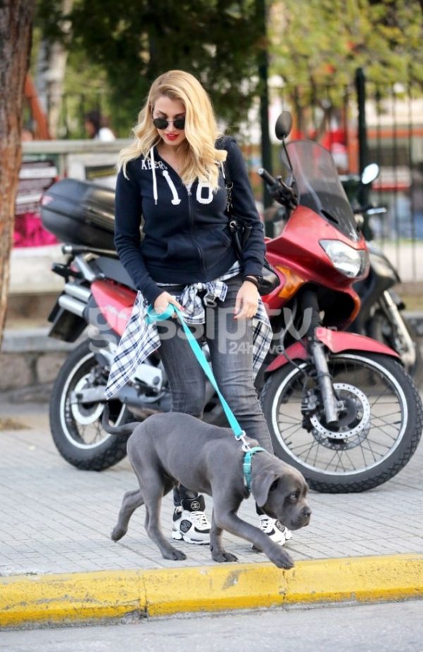 Κωνσταντίνα Σπυροπούλου: Μετά το πλατό το σκυλάκι της ούρησε στην... φύση!