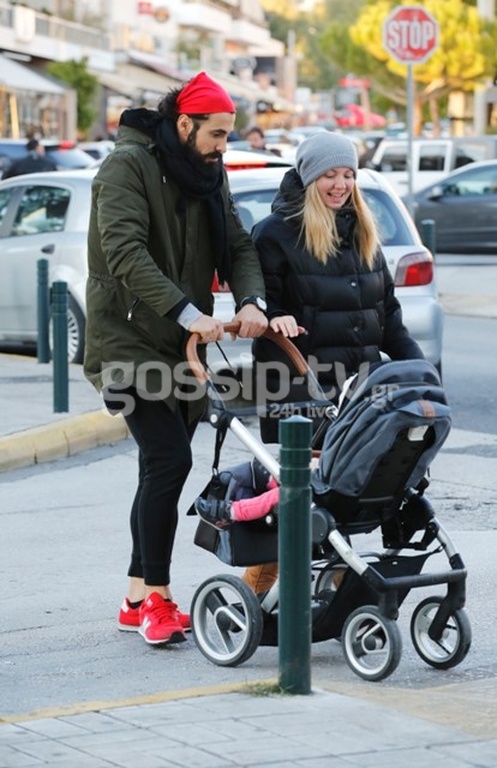 Σπάνια εμφάνιση: Γνωστό ζευγάρι της ελληνικής σόουμπιζ για βόλτα στη Γλυφάδα με την κορούλα του!