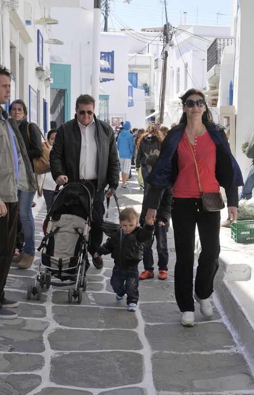 Δείτε τις πρώτες φωτογραφίες από το Πάσχα επωνύμων στη Μύκονο (Part 1)