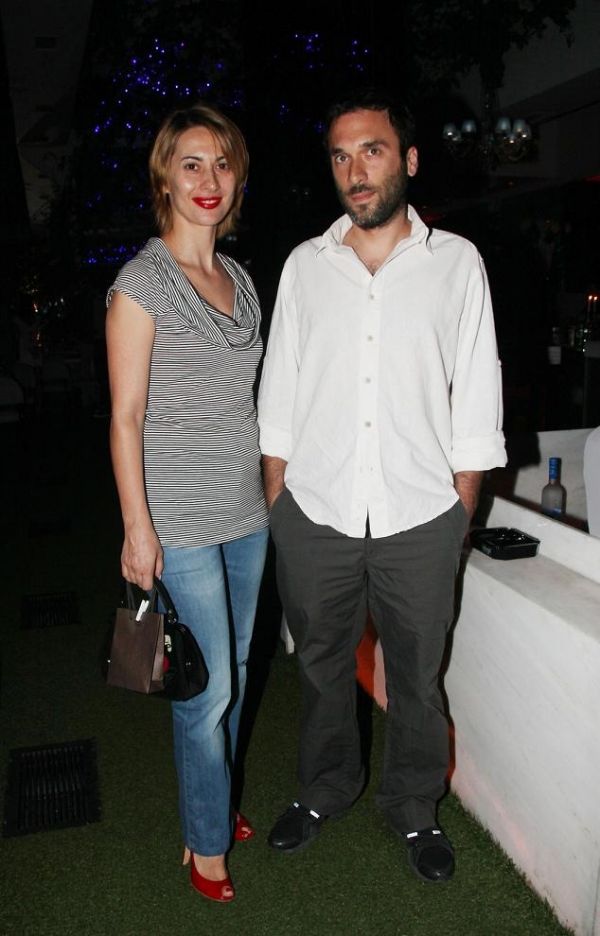 Ένα καυτό φιλί για τα γενέθλια της Τζένης Μπότση