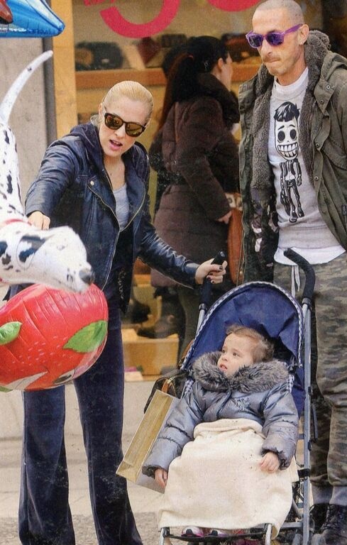 Ασημακοπούλου – Τσιρίλο: Βόλτα με την κόρη τους!