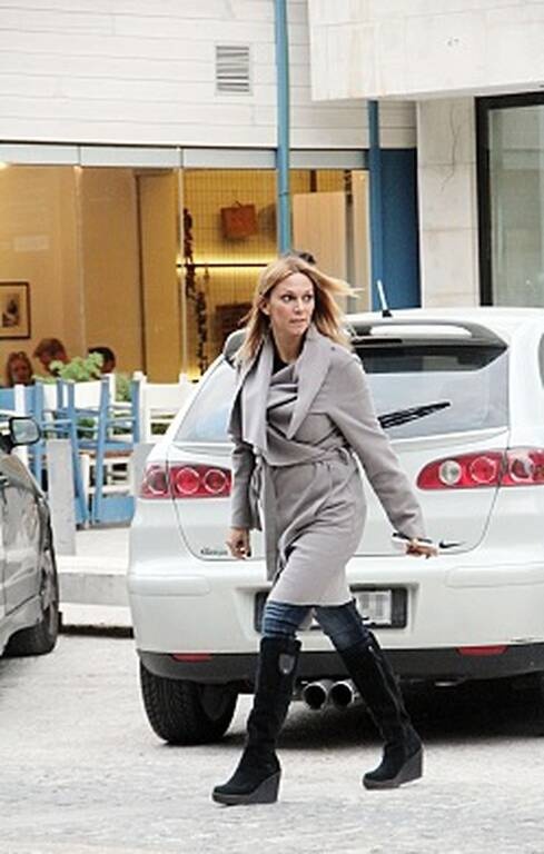 Έλλη Κοκκίνου Λατρέψαμε το παλτό της. Κατά τ’ άλλα, μια αρκετά chic καθημερινή εμφάνιση!