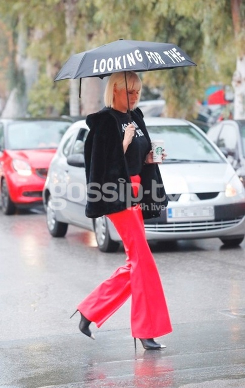 Και με κρύο και με βροχή, η Σάσα έχει πάντα στυλ!