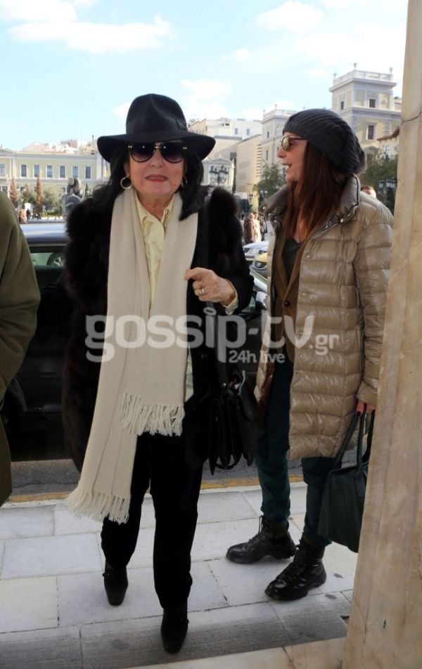 Νάνα Μούσχουρη: Στηρίζει τους ανθρώπους που έχουν ανάγκη