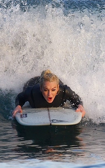 Lindsay Lohan: Παιχνίδια με τα κύματα