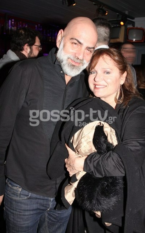 Χαμόγελα ευτυχίας και λαμπερές παρουσίες στην επίσημη πρεμιέρα του έργου «Χορεύοντας στο σκοτάδι»