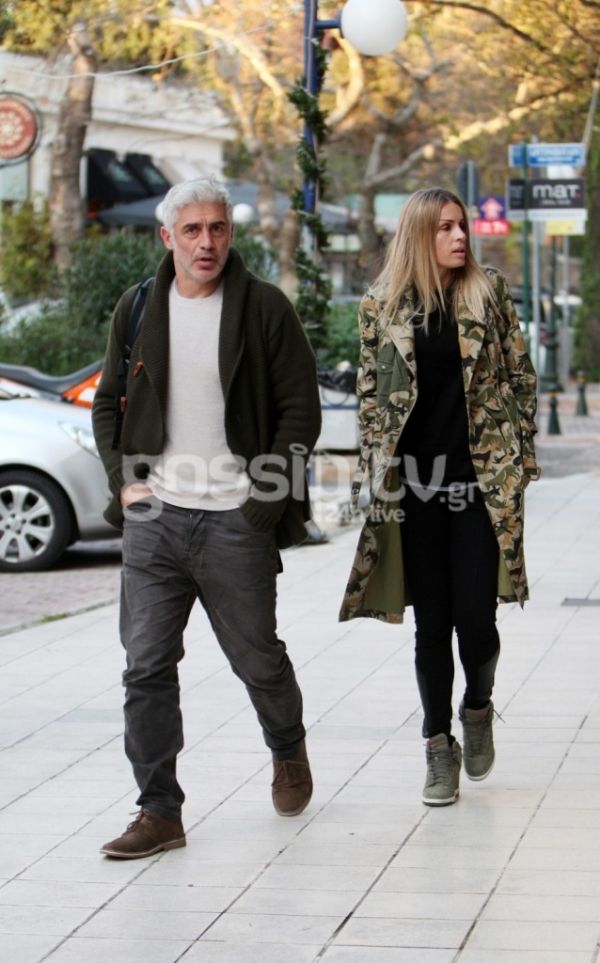 Αντώνης Νικοπολίδης: Βόλτα με την σύζυγό του στην Γλυφάδα