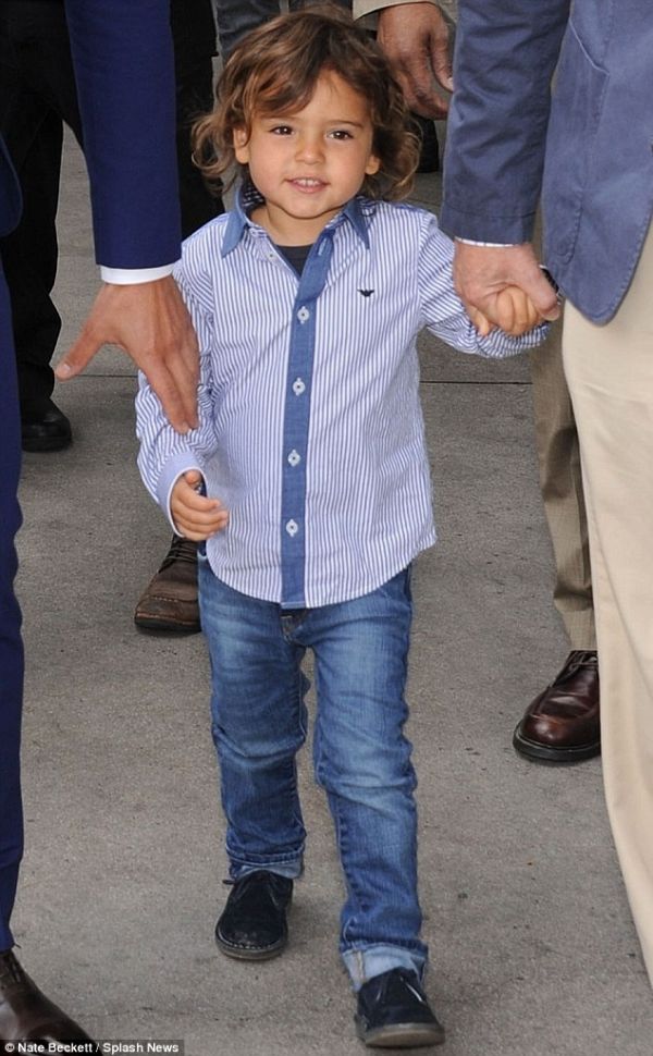 Ποιου διάσημου ζευγαριού γιος είναι ο κούκλος μπόμπιρας της φωτογραφίας;