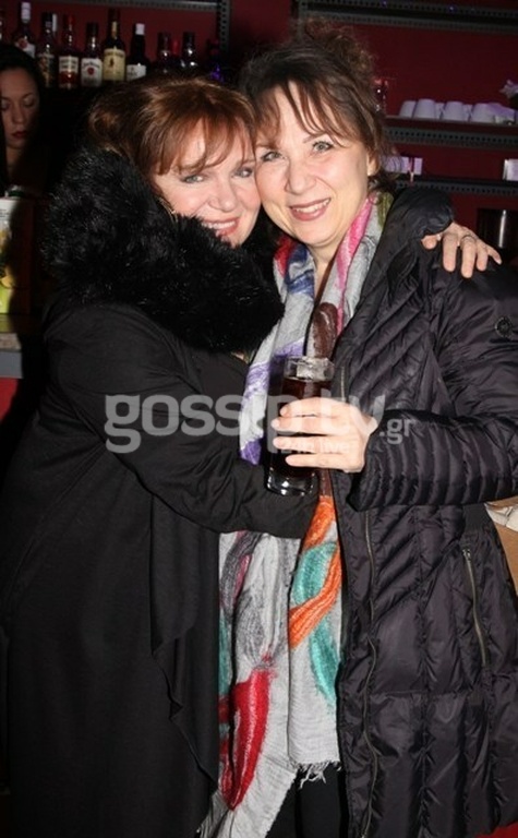 Χαμόγελα ευτυχίας και λαμπερές παρουσίες στην επίσημη πρεμιέρα του έργου «Χορεύοντας στο σκοτάδι»