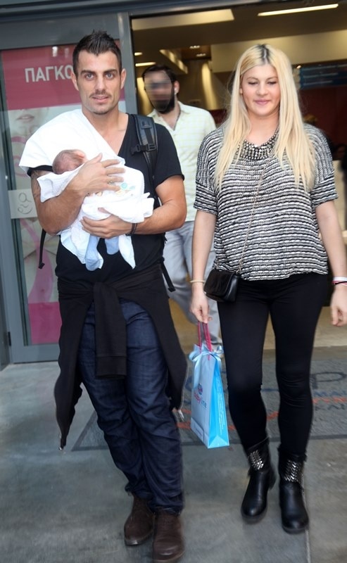 Αναγνωρίζετε την sexy ξανθιά στο πλευρό του Σάκη; 