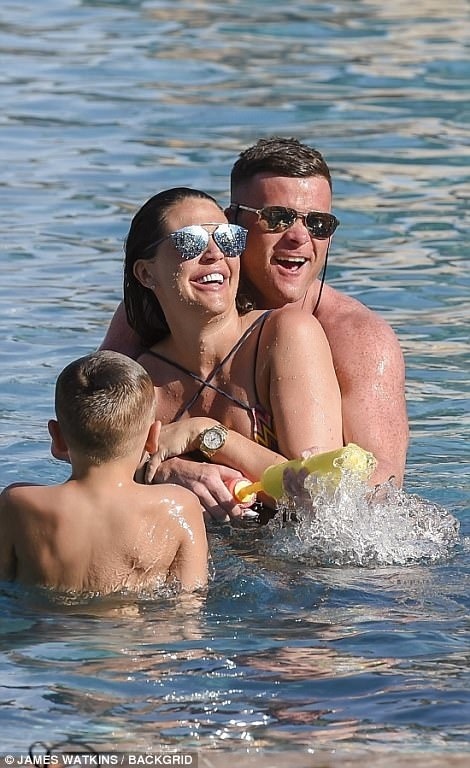 Βουτιές με την οικογένειά της λίγο πριν γεννήσει