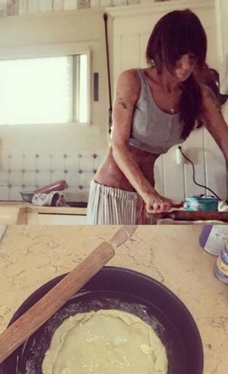 Πάθαμε την πλάκα μας με τη σύντροφο του Έλληνα τραγουδιστή, που ανοίγει φύλλο