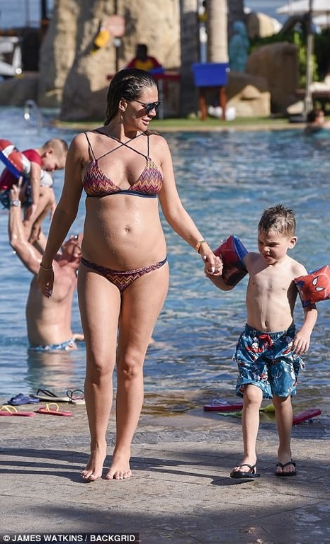 Βουτιές με την οικογένειά της λίγο πριν γεννήσει