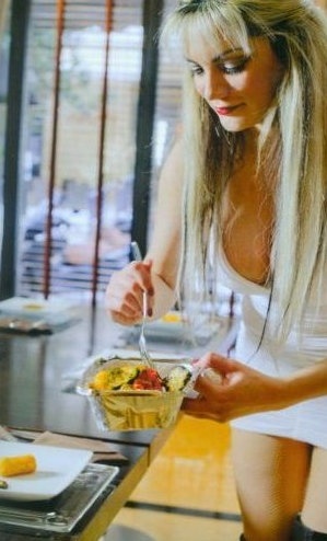 Πέπη Τσεσμελή: Οι σέξι πόζες της για το βιβλίο μαγειρικής της (Φωτό)