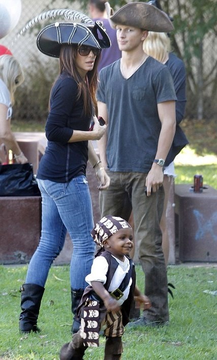 Η Sandra Bullock, ο Louis και το… πειρατικό 