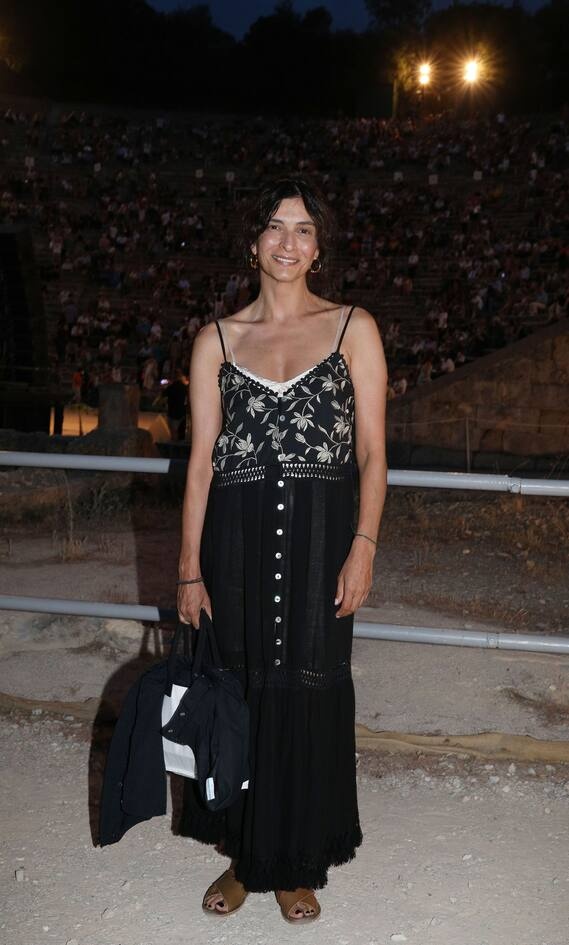 Αντιγόνη Κουλουκάκου Εξαιρετική για ακόμη μία φορά. Με ασπρόμαυρο φόρεμα αρχαιοελληνικού τύπου και σχεδόν άβαφη έκλεψε τις εντυπώσεις. 