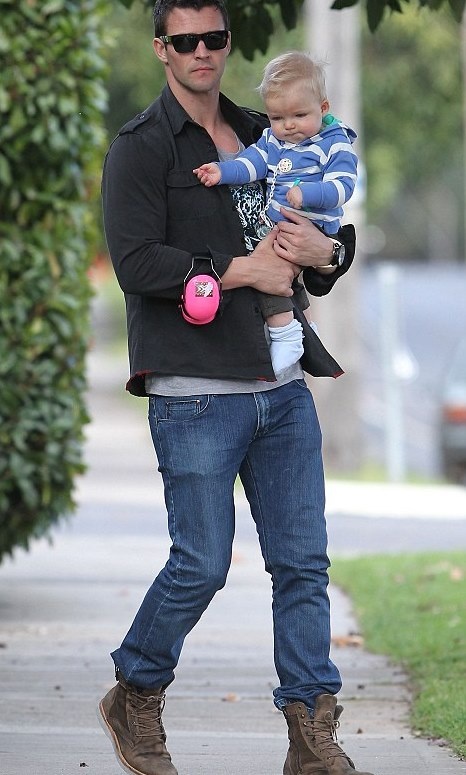 Μόνη και πάλι η Dannii Minogue