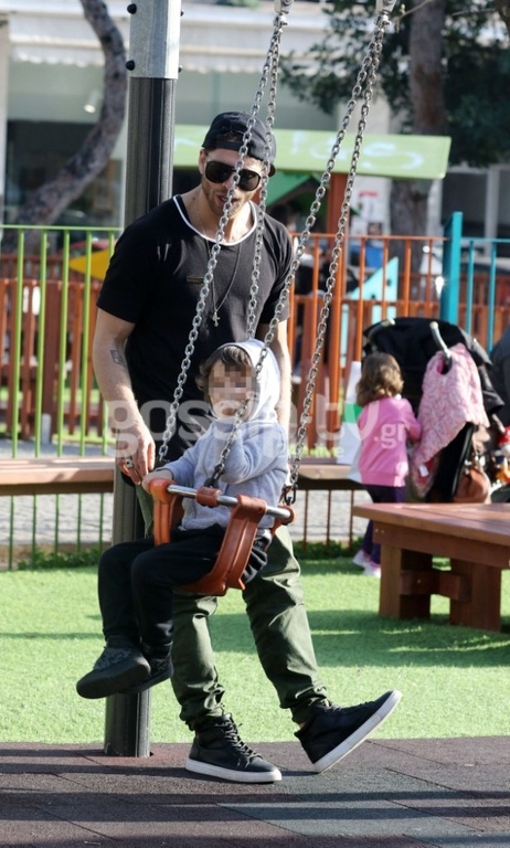 Γιώργος Μανίκας: Στην παιδική χαρά με το γιο του