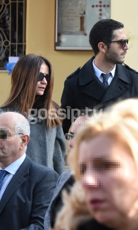 Συντετριμμένη η σύζυγος του Βασίλη Μπεσκένη στο τελευταίο «αντίο»