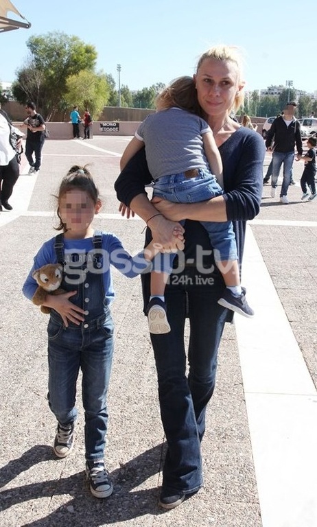 Κατερίνα Καραβάτου: Πού την εντόπισε ο φωτογραφικός φακός με τα παιδιά της;