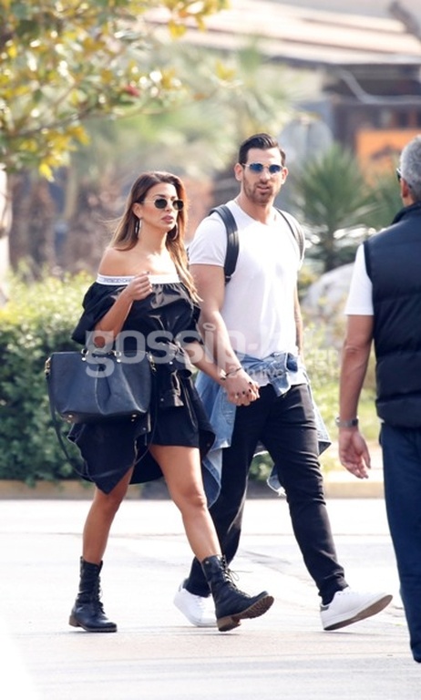 Τι έρωτας και αυτός! Τρυφερά φιλιά στη μέση του δρόμου! 