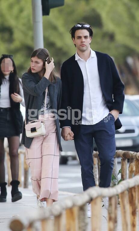 Τους τσακώσαμε αγκαλιά και χεράκι χεράκι στη Βουλιαγμένη