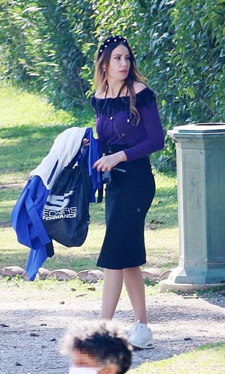 Στέλλα Γιαμπουρά Βλέπουμε καλά τα λευκά sneakers κάτω από αυτήν την midi φούστα, office look; Τα τρίβουμε, τα ξανατρίβουμε και βλέπουμε πως δεν κάνουμε λάθος. Σε αντίθεση με το όμορφο μοντέλο που... έκανε.