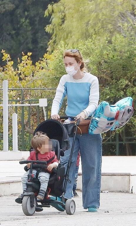 Λένα Παπαληγούρα Η εν λόγω μπλούζα με τετραγωνισμένη στάμπα κανένα σώμα δεν μπορεί να κολακεύσει. Πόσο μάλλον συνδυασμένη με ένα τόσο oversized τζιν. Οπωσδήποτε αλλαγή στο top από εμάς. Κατά τα λοιπά, γλυκύτατη.