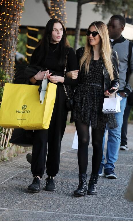 Ματίνα Ζάρα Ωραία τα μποτάκια και το jacket, το ύφασμα και το σχέδιο του φορέματος, ωστόσο, δεν κολακεύουν ιδιαίτερα τις καλλίγραμμες αναλογίες της Ματίνας. Ένα πιο rock φόρεμα θα ταίριαζε περισσότερο με το συνολικό ύφος.