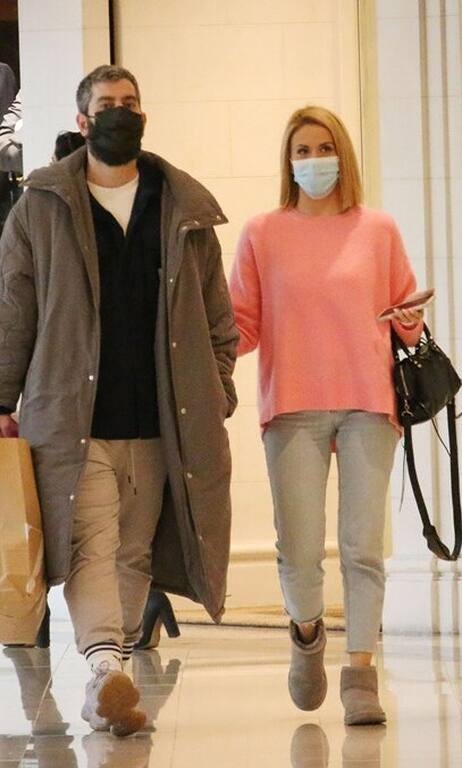 Φωτεινή Πετρογιάννη Πόσο σου πηγαίνει το ροδακινί, βρε Φωτεινή. Σε φωτίζει και δίνει περισσότερο glam σε μία κατά τα λοιπά καθημερινή εμφάνιση. Υ.Γ. Τέλειο για ξανθιές!